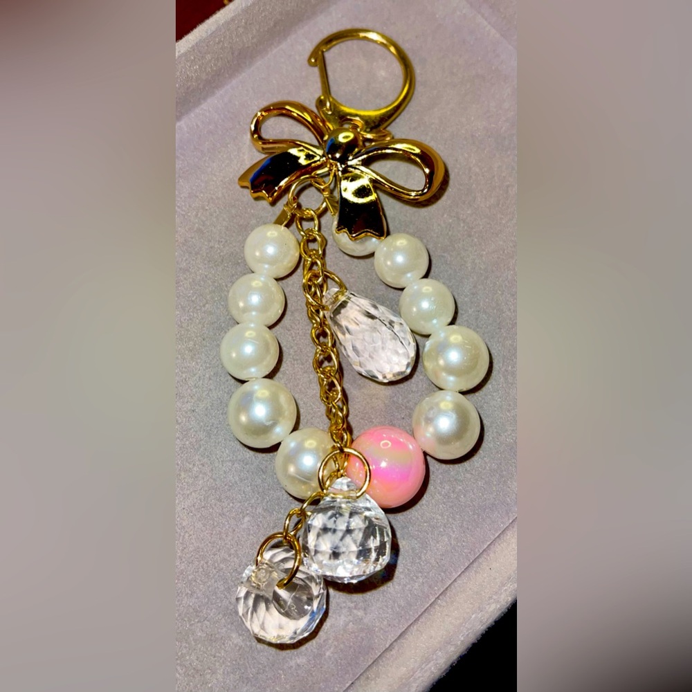 Unbranded Faux Pearly White Pearls Bag Charm/Keychain. NIP